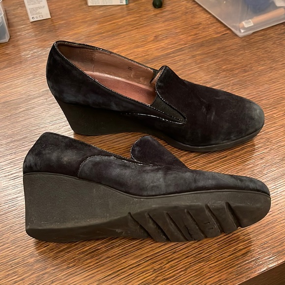 Donald J. Pliner Melia Black Suede Wedge Heels - Picture 2 of 9